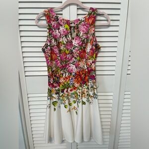 Slim and flattering fun little dress with flowers.